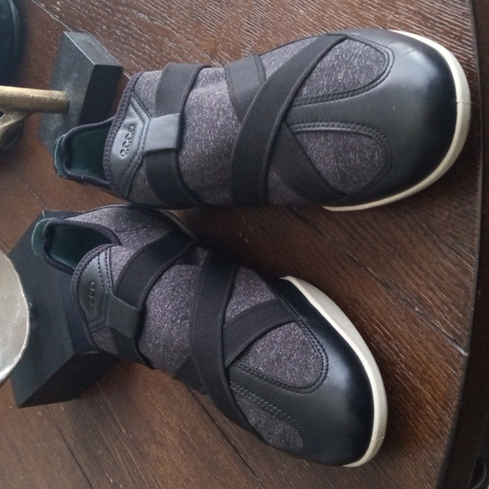 {$20 BUNDLED} ECCO Gray Black Stretch Strapped Tennie Shoes(CS)
